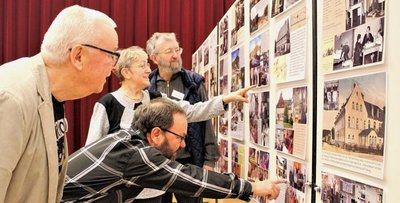 Wolfgang Lohr (v. l.), Klaus Schubert, Brigitte Lohr und Cheforganisator Jürgen Reuther beim regen Gedankenaustausch im Volkshaus. 