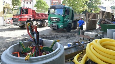 Die Wallstraße in Freiberg (B 101) wird gerade im zweiten Bauabschnitt ausgebaut. Noch bis 12. November soll der Mischwasserkanal erneuert und die Decke saniert werden. 