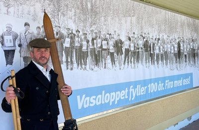 Andreas Fischer zur Jubiläums-Wasalauf-Veranstaltung 2022 - hier vor dem Plakat mit den Teilnehmern des 1. Vasaloppet am 19. März 1922. 