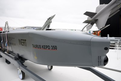 Der Marschflugkörper Taurus KEPD-350 steht bei der Internationalen Luft- und Raumfahrtausstellung auf dem Gelände vom Flughafen Berlin Brandenburg. Die Ukraine möchte die Waffe von Deutschland haben, doch Bundeskanzler Olaf Scholz will das nicht.