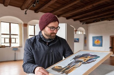 Im Museum auf der Burg Kriebstein bereitet gegenwärtig der Museologe Alexander Hänel die Sonderausstellung "Balance" mit Arbeiten von Robert Richter vor. Ab Samstag und dann bis Ende Oktober soll die Ausstellung zu sehen sein.