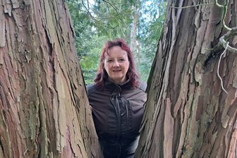 53-Jährige krempelt nach Burnout ihr Leben um: Jetzt führt sie Gäste durchs Arboretum Augustusburg - Kornelia Schneider hat das Augustusburger Arboretum für sich entdeckt.