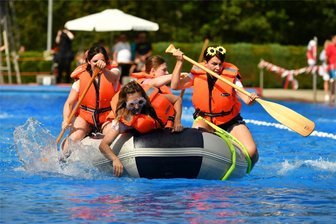 53 Mannschaften kämpfen beim Schlauchbootrennen im Freibad Penig um den Sieg - Schlauchbootrennen im Freibad Penig: das Boot der Showgarde vom Faschingsclub Penig (FCP).
