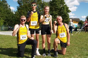 53. Mehrkampfmeeting: Drei Reichenbacher meistern ihren längsten Leichtathletik-Wettbewerb - Erfolgreich für den LAV Reichenbach: Trainer Rico Schröter (von links) neben seinen Sportlern Maximilian Kautz und Mona Bellmann sowie Senioren-Vizelandesmeister Marcus Schwarze.