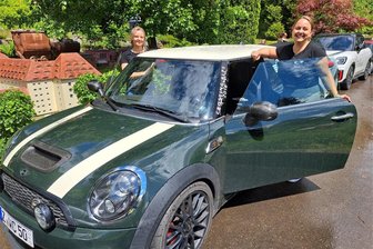 53 Minis aus drei Ländern rollen zum Miniaturpark in Oederan - Frauenpower im Mini. Organisatorin Sharon Brasa (rechts) mit ihrem Mini im Klein-Erzgebirge in Oederan.