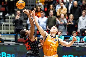 53 Saisonspiele garantiert: Was die Teilnahme der Niners Chemnitz am Eurocup bedeutet - und wer der zweite Pointguard sein soll - Kapitän Jonas Richter beim Tip-off zum Heimspiel in der Champions League gegen Manisa im Januar. Es war der bislang letzte internationale Auftritt der Niners Chemnitz. Im Herbst geht es in einer neuen Liga los - im Eurocup.