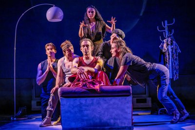 „Hectors Reise oder die Suche nach dem Glück“ hatte am Freitag Premiere in Freiberg. Auch Hauptdarsteller Martin Ennulat (Mitte) wird das Theater eigenen Angaben zufolge verlassen.