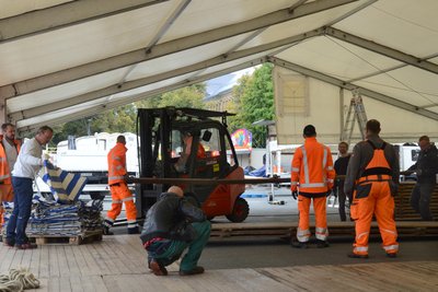 Seit Mittwoch wird das Festzelt auf dem Jahnplatz für die Falkensteiner Kirmes aufgebaut. Der Platz ist Dreh- und Angelpunkt des Festes.