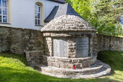 Das sanierte Denkmal an der Kirche in Grumbach. Oben drauf gehört noch eine Steinkugel.