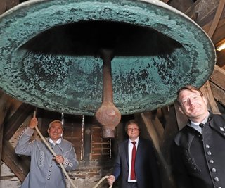 Sven Krüger (von rechts), Michael Stahl und Volker Haupt an der Hilligerglocke im Turm der Nikolaikirche. 