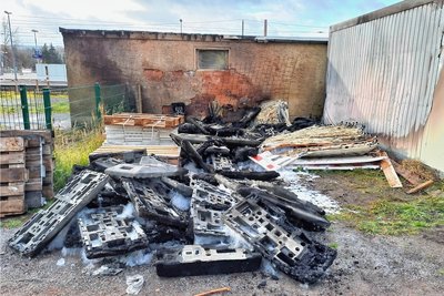 Beim Brand am Bahnhof Flöha wurden insbesondere Kunststoffabsperrungen zerstört. 