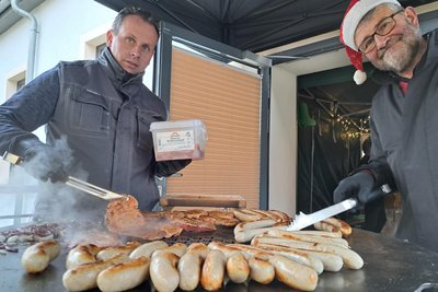 Im Lindenhof in Leubsdorf veranstaltet der Kulturverein am 6. Dezember einen Adventsmarkt, hier ein Foto von 2024 mit Bürgermeister Dirk Fröhlich (l.) und Manfred Haustein, ebenfalls Mitglied im Kulturverein Lindenhof.