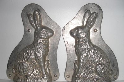 Auch diese Form für Schokoladenhohlkörper wurde in der Schwarzenberger Kutzscherfabrik gefertigt. Der Hase hockt sogar vor einer Schwarzenberger Edelweißblüte.
