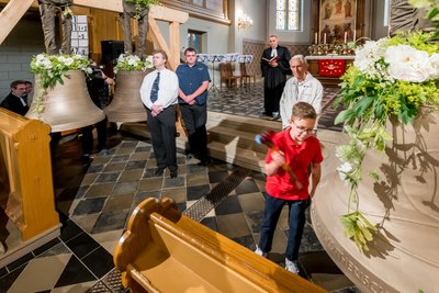 Konfirmand Julian Klug durfte am Sonntag eine der vier frisch geweihten Glocken in der Kirche zum Heiligen Kreuz in Lengefeld zum Klingen bringen.