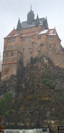 Die Burg Kriebstein im Schneegestöber. Nun soll die Winterruhe enden. 