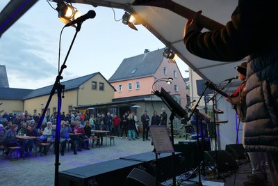 Um die 300 Gäste verfolgten das Konzert, das an einem kleinen Garagenkomplex an der Zschopauer Gartenstraße stattfand.