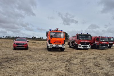 Mit diesen Tanklöschfahrzeugen sind die Erzgebirger in der Gohrischheide im Einsatz.
