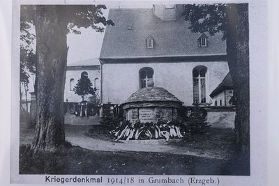 Das Kriegerdenkmal an der Kirche in Grumbach zur Zeit seiner Weihe im Jahr 1924.