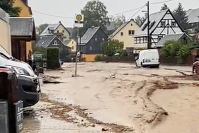 Die Adorfer Hauptstraße verwandelte sich innerhalb von Minuten in einen braunen Fluss. 