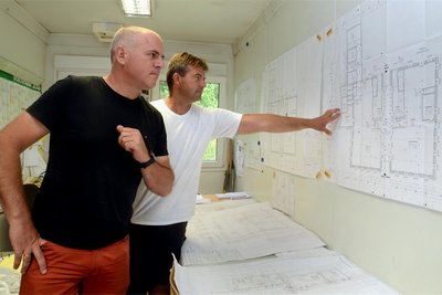Bürgermeister Jörg Kerber (vorn) lässt sich von Polier Steve Winter den Baufortschritt erläutern.