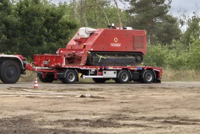 Ein gepanzerter Löschroboter aus Brandenburg hilft bei den Löscharbeiten.