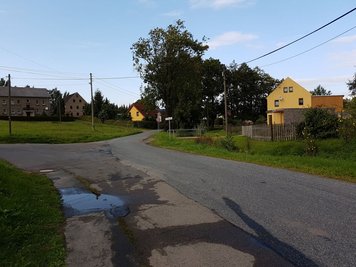 In einer Linkskurve war die Radfahrerin nach ersten Informationen der Polizei in einen Bach an der Straße gestürzt und erlag noch am Unfallort ihren Verletzungen. Foto: Franziska Pester