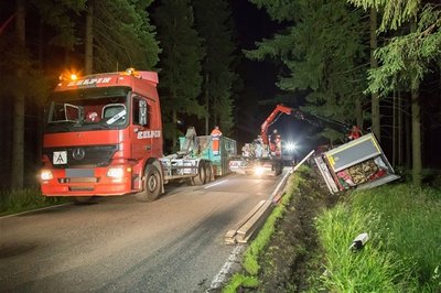 Ein vollbeladener Sattelzug musste bei Geyer aus dem Straßengraben geborgen werden.