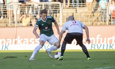 Nico Antonitsch (r.) im Zweikampf mit Amar Suljic. Szene aus dem Pokalspiel gegen Schweinfurt.