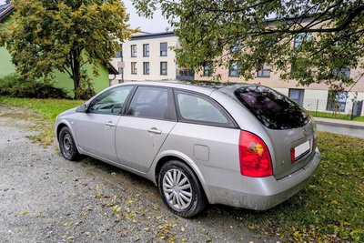 Der Nissan steht in der Nähe des Penny-Markts am Rand eines Garagenhofs.
