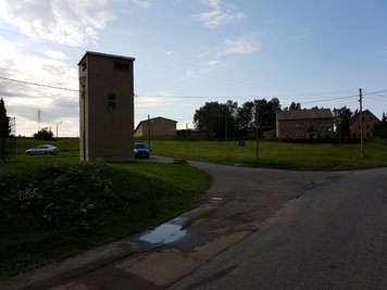 Am Nachmittag war die Polizei noch im Rossauer Ortsteil Greifendorf am Unfallort. Foto: Franziska Pester
