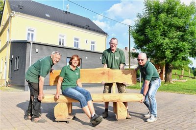 Mitglieder des Heimatvereins organisieren ein Fest, hier Rolf Seifried, Grit und Holger Pönitz sowie Steffen Wittig.