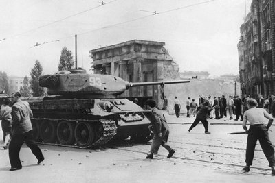 Demonstranten werfen in Berlin mit Steinen nach russischen Panzern. Mit einer Kranzniederlegung wird in Freiberg an den Arbeiter- und Volksaufstand in der DDR vom 17. Juni 1953 gedacht.