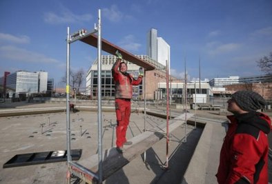 Kenny Langhans und Roberto Schmieder beim Gerüstbau im Februar. Das obere Becken des Stadthallenbrunnens ist nun dicht.
