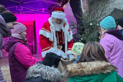 Bei der Landbumml-Hofweihnacht in Niederwiesa schaute im vorigen Jahr auch Knecht Ruprecht vorbei.