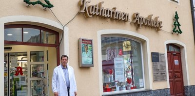 Dr. Klaus Stampniok, Inhaber der Katharinen-Apotheke, beteiligt sich an der Aktion. In teilnehmenden Geschäften erhalten Kunden ab einem Einkaufswert von 5 Euro Sticker und nehmen am Gewinnspiel teil.
