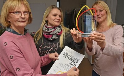 Betina Reinsch (rechts) und Anja Pfeiffer (Mitte) die Koordinatorinnen des ambulanten Hospiz- und Palliativdienstes "Begleitende Hände" Oederan, freuen sich mit Marion Pätzold (links) als eine von 43 ehrenamtlichen HelferInnen über den Ehrenpreis samt stattlicher Prämie. 