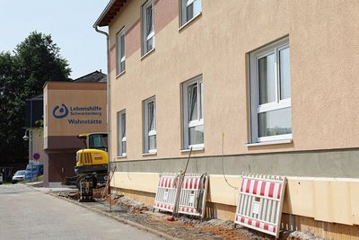 Unmittelbar vor dem bestehenden Wohnheim der Lebenshilfe Schwarzenberg ist ein Neubau im Entstehen, der künftig mit elf kleinen Wohnungen und dem Angebot des ambulant betreuten Wohnens auch Rentnern aus der Werkstatt ein Zuhause bietet.