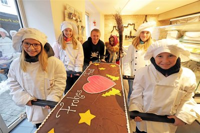 Kora, Ronja, Ronny Schmieder, „Hexe“ Emilia, Betty und Valentina (v.l.) bewachen den Riesenlebkuchen von Frauenstein.