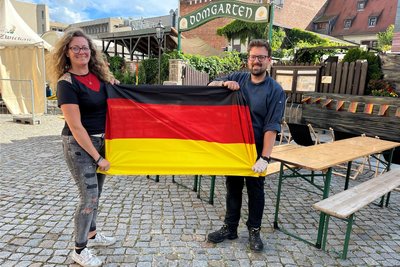 Sarah und Sebastian Scherk vom Zwickauer Brauhaus freuen sich über den Erfolg – und aufs nächste Deutschland-Spiel. Das Shirt von Sarah Scherk entwarf die Zwickauer Modedesignerin Sara Linke.