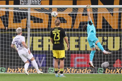 Pascal Fallmann erwischte Aachens Torhüter Jan Olschowsky auf dem falschen Fuß und erzielte so den 1:0-Siegtreffer für den FC Erzgebirge.