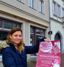 Stadtsprecherin Anja Sparmann mit dem Plakat für die Aktion der Frankenberger Händler.