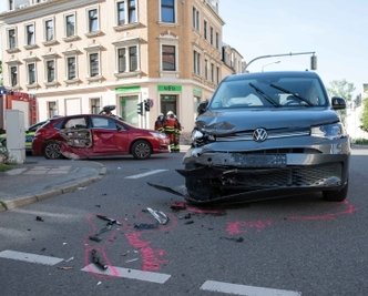 Beide Autos waren nicht mehr fahrtüchtig und mussten abgeschleppt werden. 