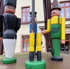 Vom Förster stehen nur noch die Bei-ne.
