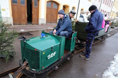 „Lokführer“ Axel Arlt wartet mit der Weiterfahrt, bis Udo Kühne die Wagen umgekoppelt hat.