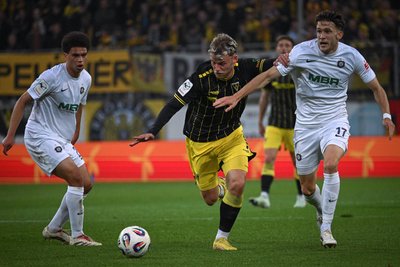 Aachens Mika Schroers (Mitte) im Laufduell mit Pascal Fallmann.