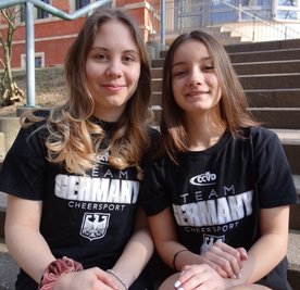 Zwei freuen sich auf Florida: Nelly Keller (links) und Vanessa Schumann vom Cheerleaderverein Obervogtland fliegen zu den Weltmeisterschaften nach Orlando.