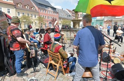Die Gruppe Mambo Vipi aus Chemnitz eröffnete mit ihrer Weltmusik die Schau unter freiem Himmel. 