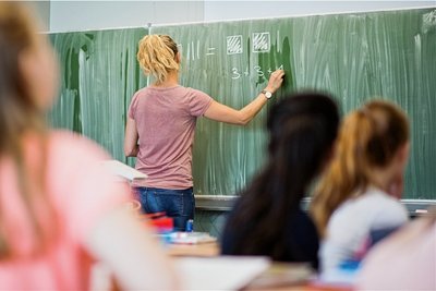 Unterrichten Lehrerinnen und Lehrer in Deutschland tatsächlich oft wie am Fließband? 