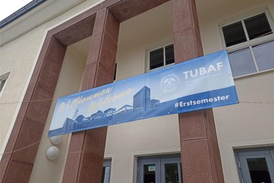 An den Hauptgebäuden der TU werden die Erstsemester begrüßt.