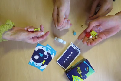 Das Spiel „Holterdiepolter“ fordert vor allem Fingerfertigkeit der Mitspieler und bringt viel Spaß an den Tisch.